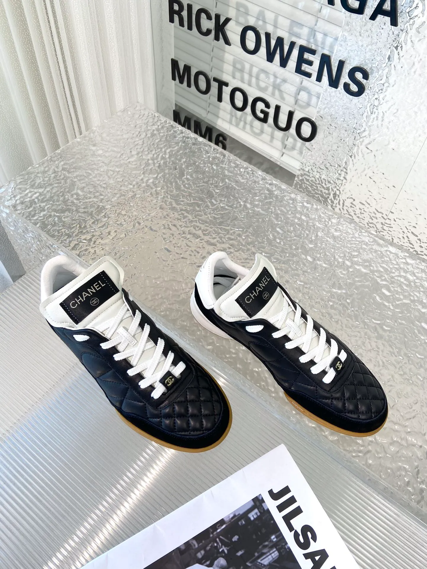 👟👟Ex-factory price 520👟👟 Women's shoes Women's clothing Women's shoes Women's clothing Chanel Chanel 23K lambskin diamond pattern tennis shoes Original purchase development and production Xiaoxiang's latest hidden tennis shoes soft diamond pattern Soft lambskin with big tongue and classic double C logo full of retro feel and the most versatile black and white color scheme Coco girls must buy a casual shoe with broken stud design on the sole Super soft ▪️ Fabric: Original custom lambskin/suede ▪️ Lining: Imported custom sheepskin + mesh ▪️ Sole: Original molded diamond rubber material ▪️ Sole thickness: 2.5CM ▪️ Size: 35-40